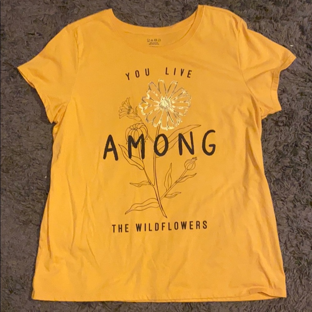 ✨NEW✨Yellow t-shirt